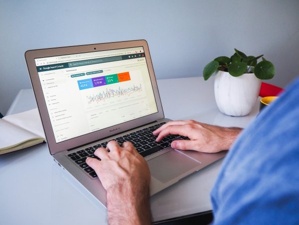 Comparer les moteurs de recherche IA pour optimiser la stratégie SEO