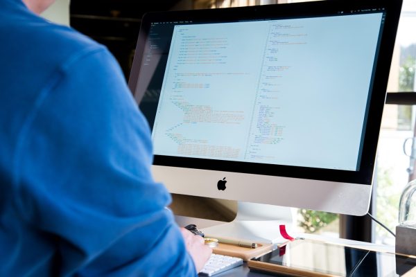 Développement web offshore : les avantages et risques pour les agences